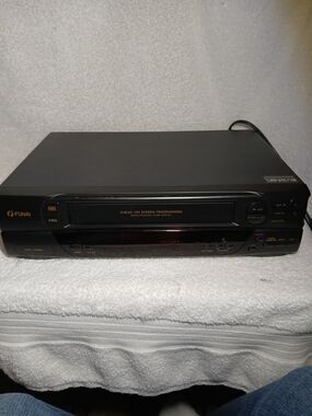 Funai FV4251 4-Head VHS VCR Video Cassette  Recorder. 6 Factory Sealed VHS Tapes